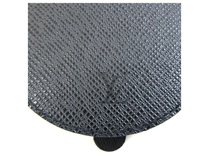 Porta-moedas Louis Vuitton Taiga Preto Cinza - vista 5