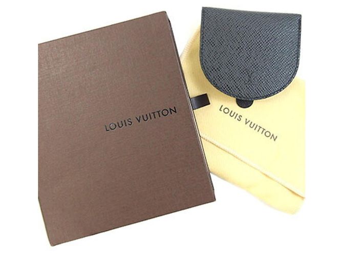 Porta-moedas Louis Vuitton Taiga Preto Cinza - vista 6