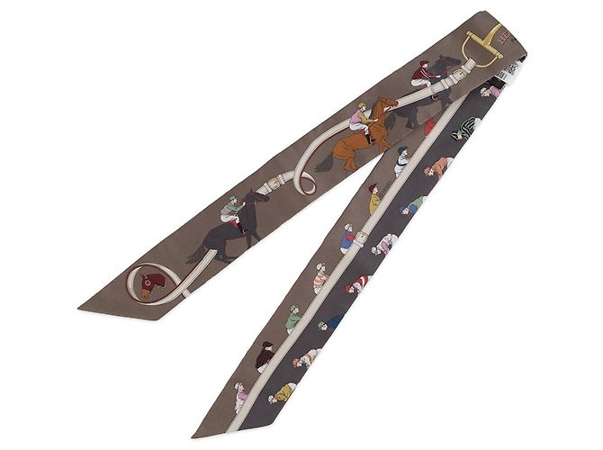 Lenço de Seda Twilly Hermès - Design de Corrida de Cavalos Marrom Cru - vista 2