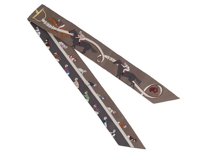 Lenço de Seda Twilly Hermès - Design de Corrida de Cavalos Marrom Cru - vista 3
