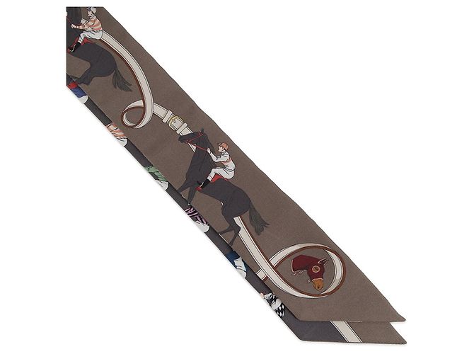 Lenço de Seda Twilly Hermès - Design de Corrida de Cavalos Marrom Cru - vista 4