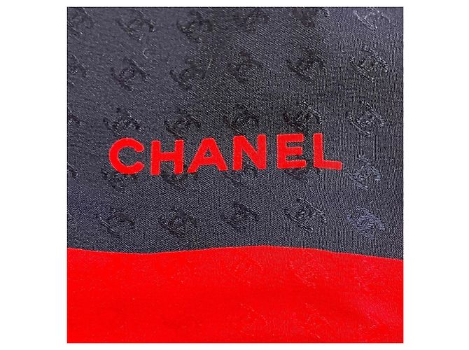 Pañuelo de seda Chanel en azul marino con diseño de camelia - vista 2