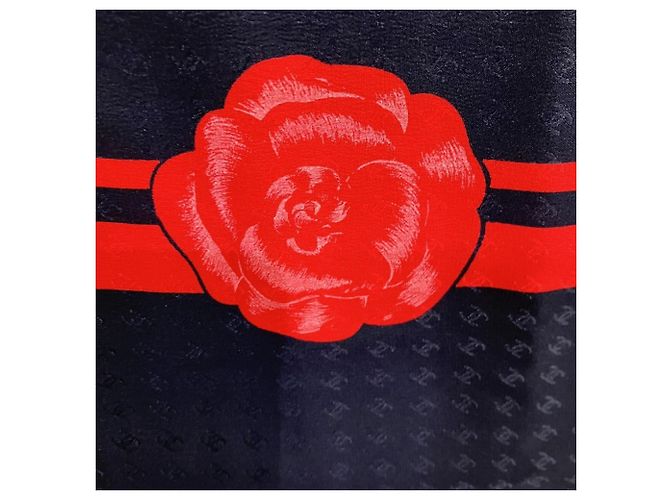 Pañuelo de seda Chanel en azul marino con diseño de camelia - vista 3