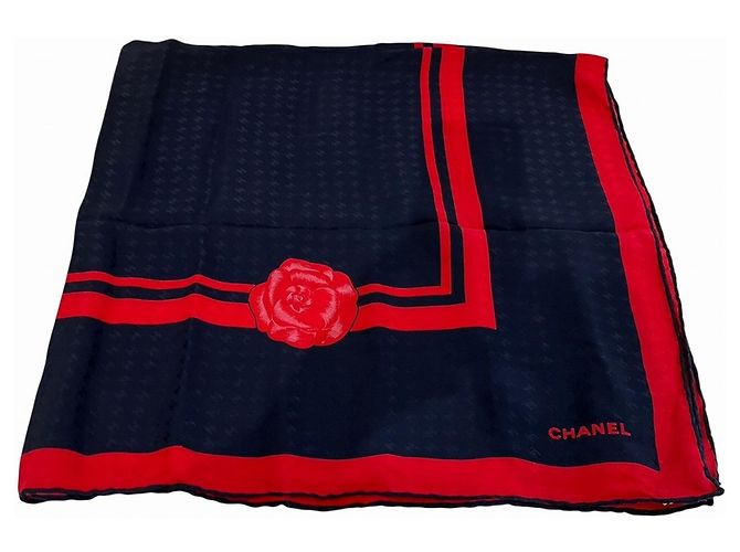 Pañuelo de seda Chanel en azul marino con diseño de camelia - vista 6
