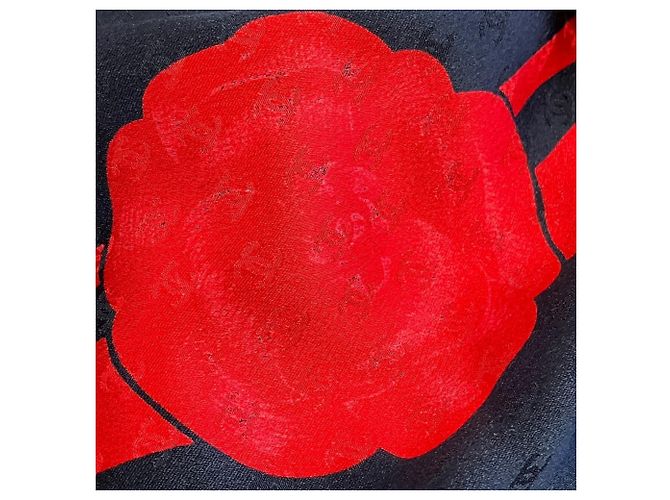 Pañuelo de seda Chanel en azul marino con diseño de camelia - vista 9