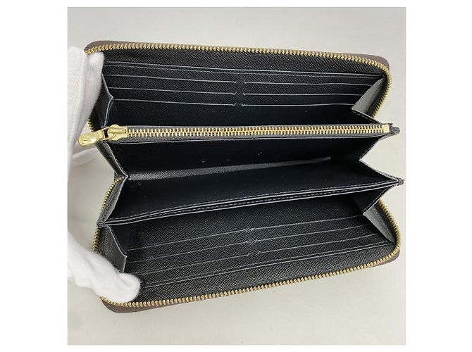 Louis Vuitton Monogram Giant Reverse Zippy Wallet M69353 Marrom - vista 3