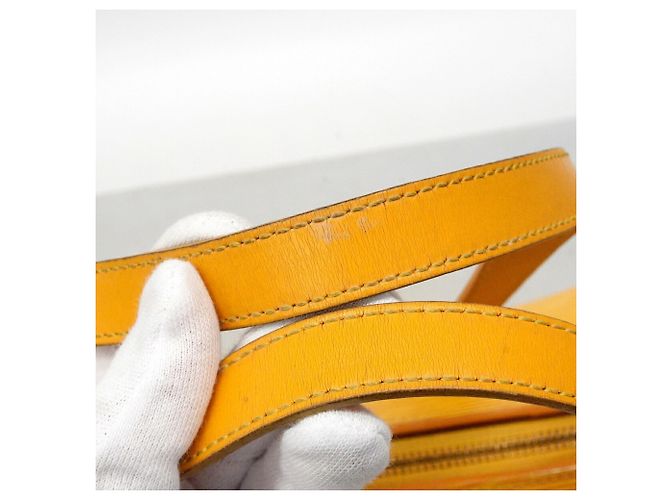 Bolso Louis Vuitton Epi Soufflot en Jaune Amarillo - vista 11