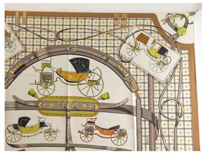 Hermès FOULARD VINTAGE HERMES VOITURES NOUVELLES 1ERE EDITION 1961 CARRE 90 Beige - vista 3