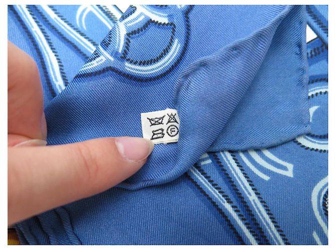Hermès VINTAGE HERMES MAILLONS 1973 LATHAM CARRE 90 SEIDENTUCH BLAU - Ansicht 16