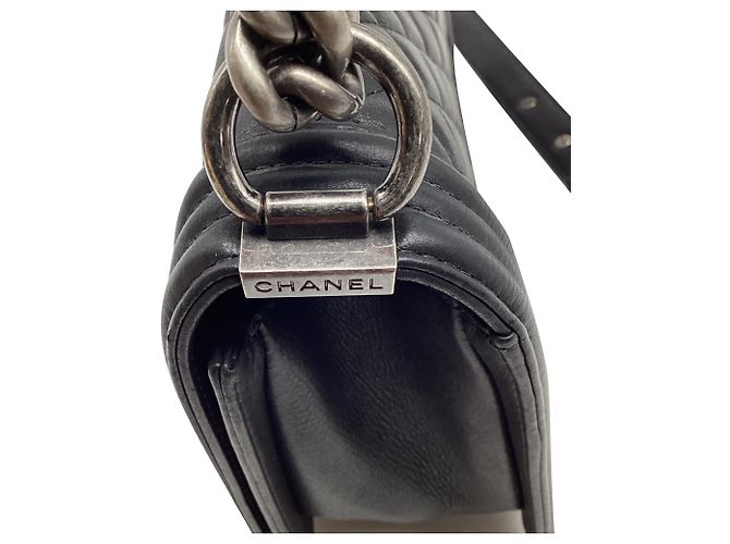Chanel Boy Handtasche aus schwarzem Leder - Ansicht 12
