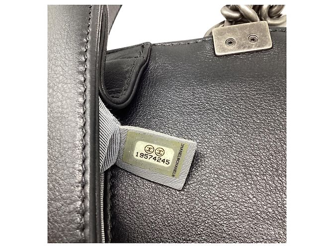 Chanel Boy Handtasche aus schwarzem Leder - Ansicht 6