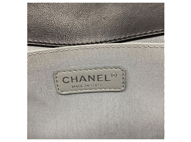 Chanel Boy Handtasche aus schwarzem Leder - Ansicht 7