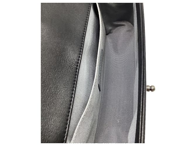 Chanel Boy Handtasche aus schwarzem Leder - Ansicht 9