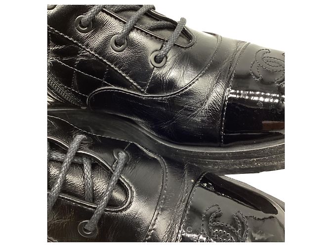Chanel CC gesteppte Mid-Calf Combat Boots aus schwarzem Leder - Ansicht 10