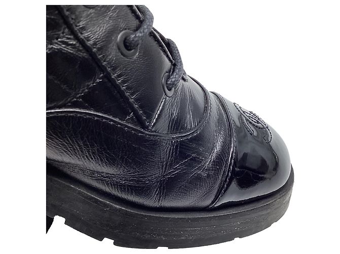 Chanel CC gesteppte Mid-Calf Combat Boots aus schwarzem Leder - Ansicht 6