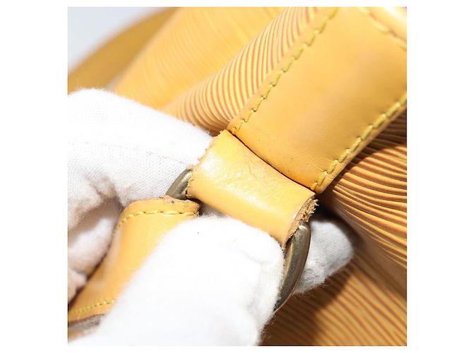 Louis Vuitton Petit Noe Epi Leather Medium Amarillo - vista 6