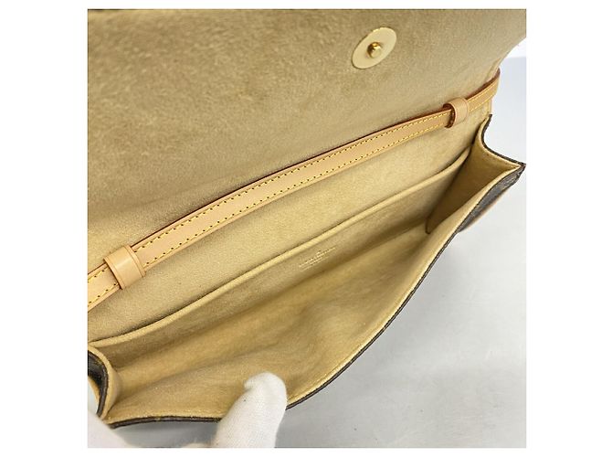 Bolso de hombro Louis Vuitton Monogram Pochette Twin GM Castaño - vista 4