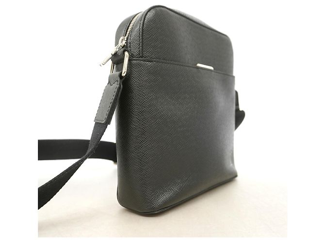 Sac à épaule Louis Vuitton Taiga Anton Pochette Gris - vue 2