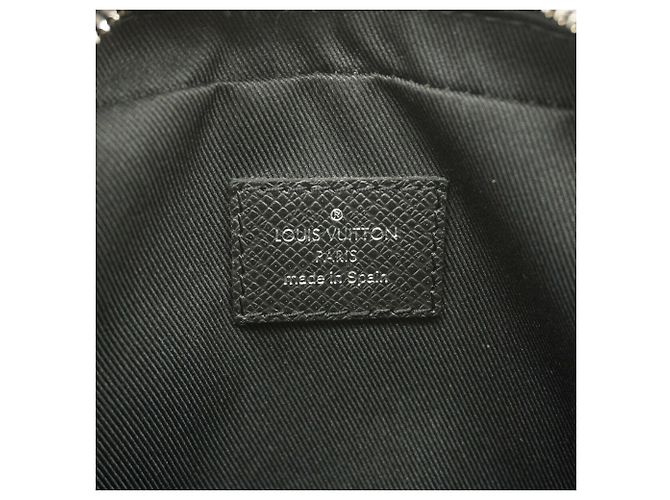 Sac à épaule Louis Vuitton Taiga Anton Pochette Gris - vue 5