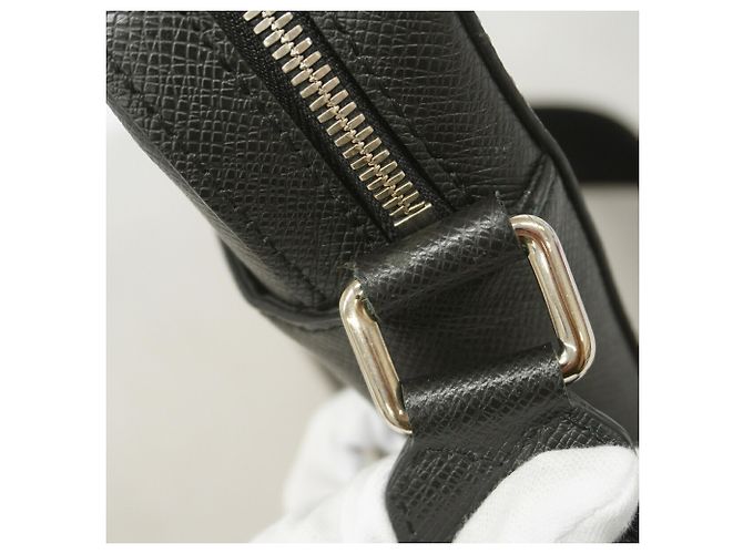 Sac à épaule Louis Vuitton Taiga Anton Pochette Gris - vue 7