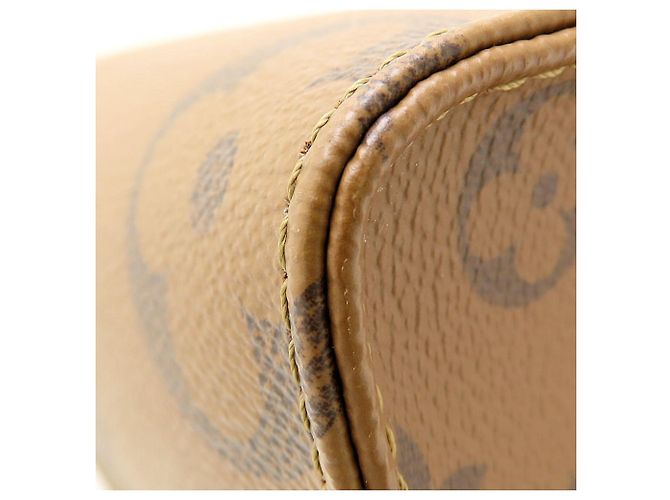 Bolso Louis Vuitton Monogram Giant Reverse OnTheGo PM Castaño Monograma - vista 15