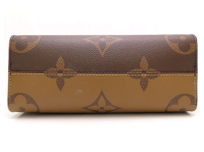 Bolso Louis Vuitton Monogram Giant Reverse OnTheGo PM Castaño Monograma - vista 4