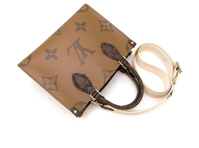 Bolso Louis Vuitton Monogram Giant Reverse OnTheGo PM Castaño Monograma - vista 5