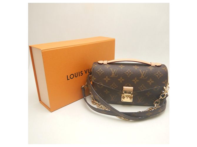 Bolsa Louis Vuitton Monogram Pochette Métis EW Marrom Monograma - vista 15