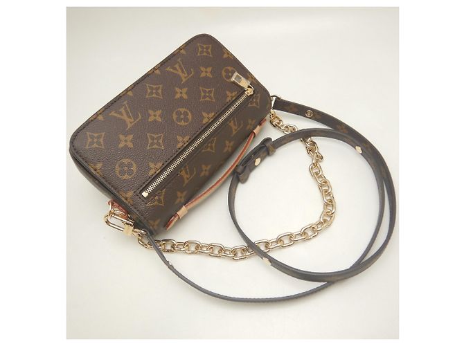 Bolsa Louis Vuitton Monogram Pochette Métis EW Marrom Monograma - vista 3
