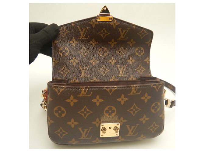 Bolsa Louis Vuitton Monogram Pochette Métis EW Marrom Monograma - vista 6