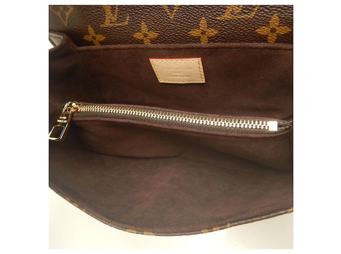 Bolsa Louis Vuitton Monogram Pochette Métis EW Marrom Monograma - vista 7