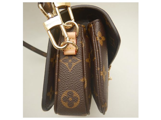Bolsa Louis Vuitton Monogram Pochette Métis EW Marrom Monograma - vista 9