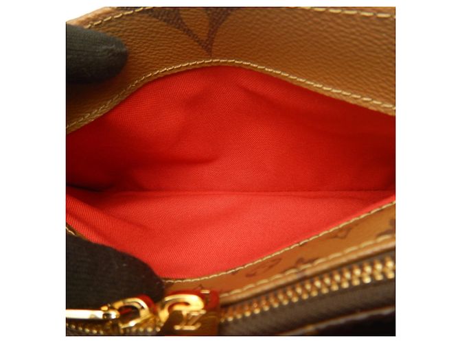 Louis Vuitton Monogram Giant Reverse OnTheGo EW Handtasche Braun - Ansicht 15