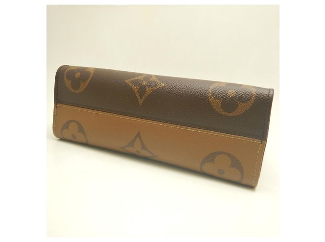 Louis Vuitton Monogram Giant Reverse OnTheGo EW Handtasche Braun - Ansicht 8