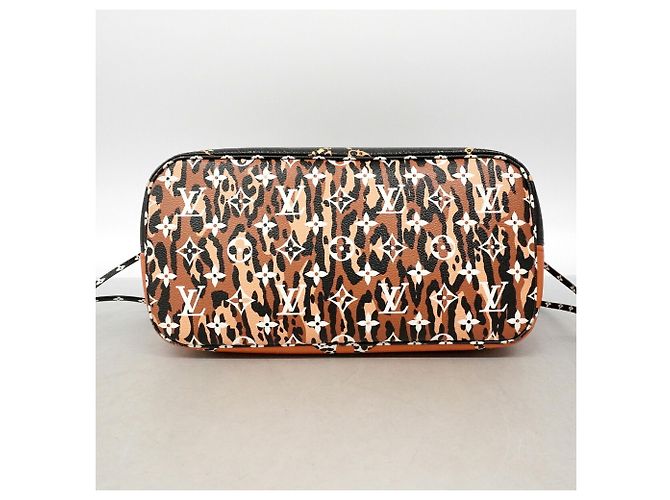 Saco Tote Louis Vuitton Monogram Jungle Neverfull MM Preto - vista 3