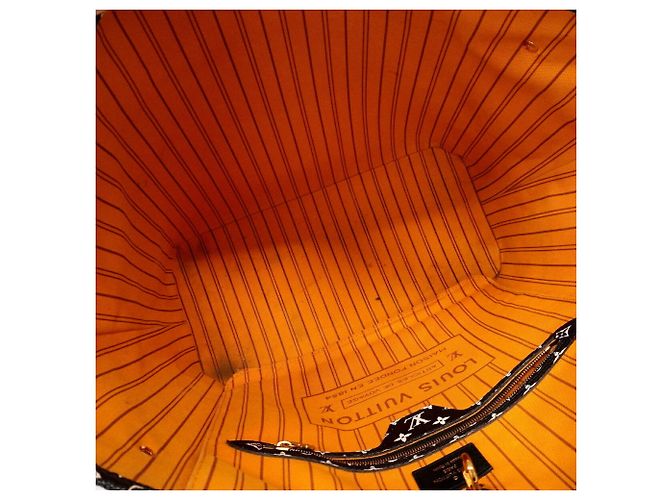 Saco Tote Louis Vuitton Monogram Jungle Neverfull MM Preto - vista 4