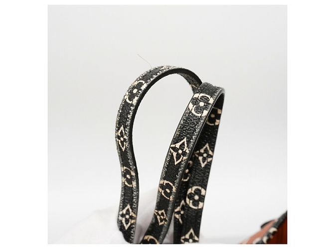 Saco Tote Louis Vuitton Monogram Jungle Neverfull MM Preto - vista 8