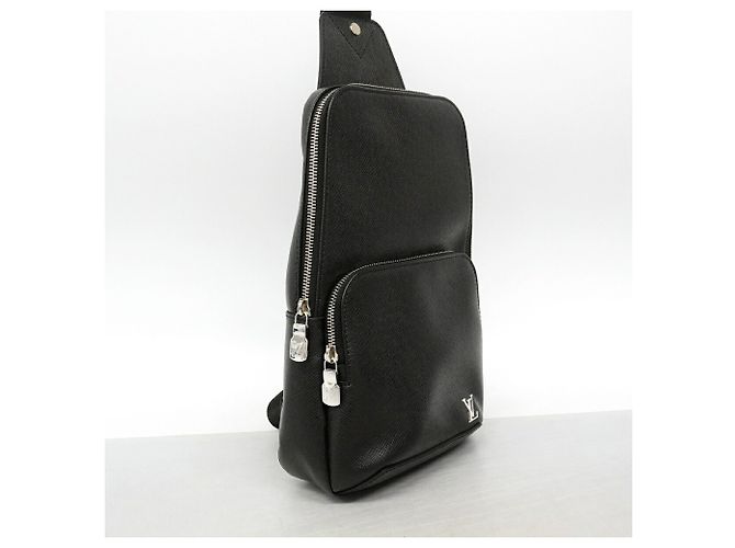 Borsa a tracolla Louis Vuitton Taiga Avenue Nero - vista 2