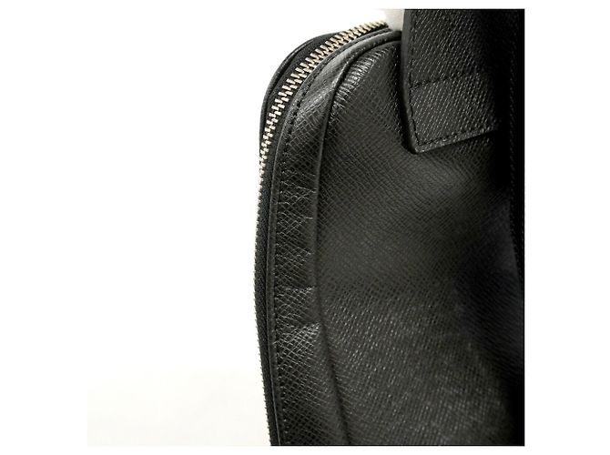 Borsa a tracolla Louis Vuitton Taiga Avenue Nero - vista 8