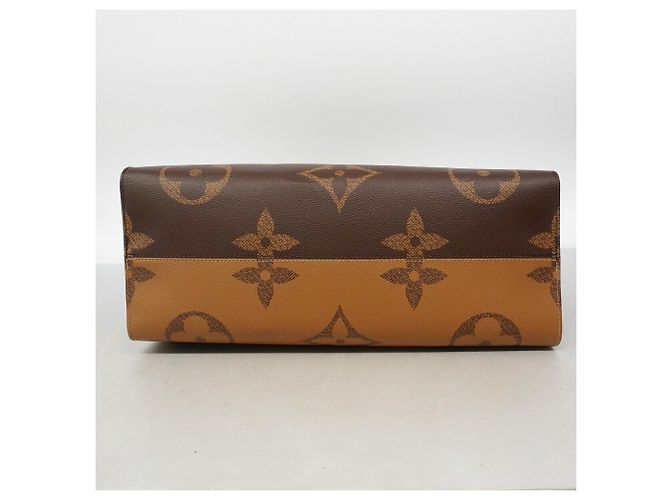 Saco Tote Louis Vuitton Monogram Giant Reverse OnTheGo GM Marrom - vista 3