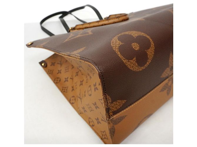 Saco Tote Louis Vuitton Monogram Giant Reverse OnTheGo GM Marrom - vista 6