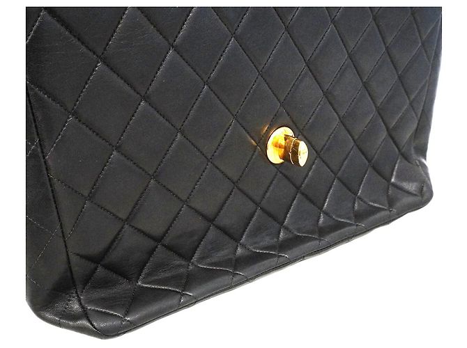 Sac à épaule Chanel en agneau noir - vue 13