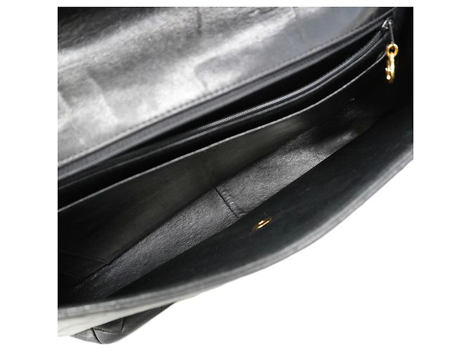 Sac à épaule Chanel en agneau noir - vue 4