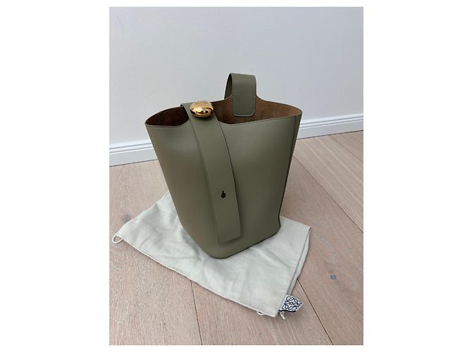 Loewe Pebble Bucket Bag aus Leder Grün - Ansicht 11