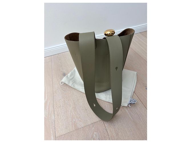 Loewe Pebble Bucket Bag aus Leder Grün - Ansicht 12