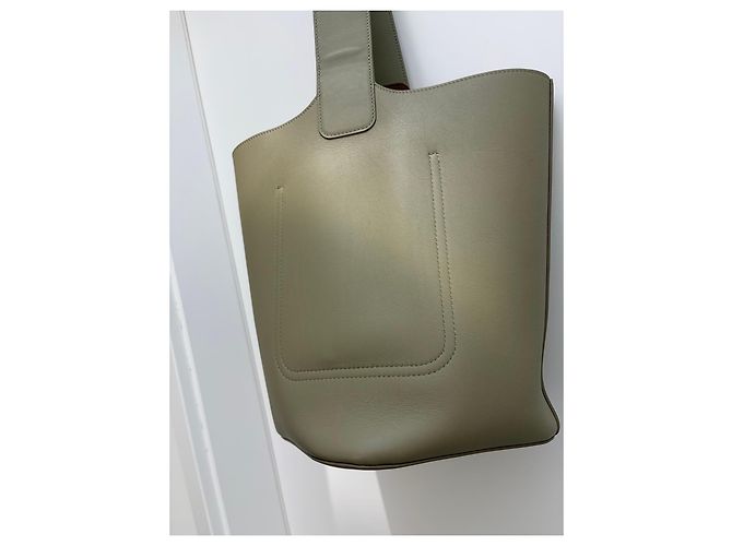 Loewe Pebble Bucket Bag aus Leder Grün - Ansicht 3