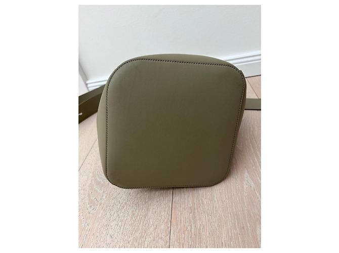 Loewe Pebble Bucket Bag aus Leder Grün - Ansicht 4