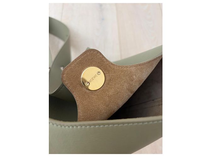 Loewe Pebble Bucket Bag aus Leder Grün - Ansicht 5