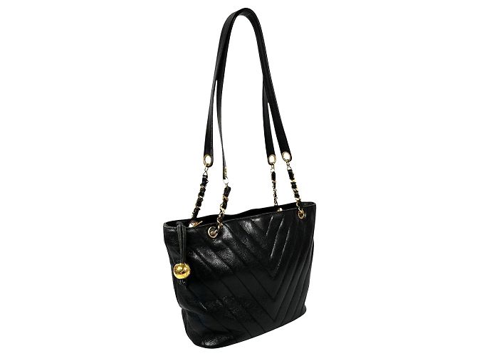 Bolsa de Ombro Tote com Corrente Chanel em Pele de Bezerro Grão Preto - vista 2