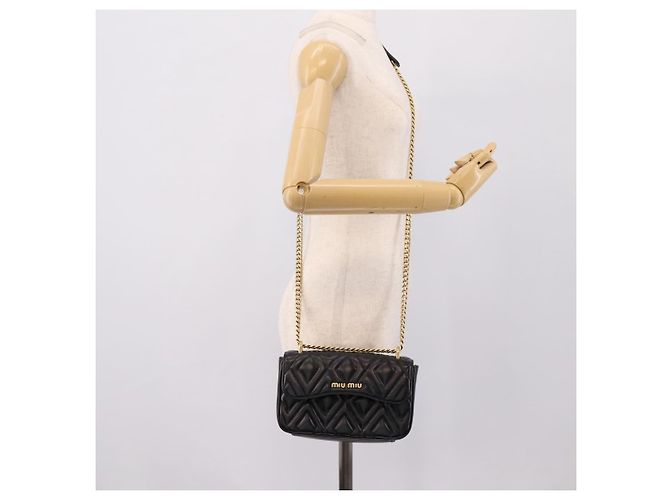 Bolsa de Ombro com Corrente Miu Miu Couro Preto Dourado Auth 207621SAM - vista 23